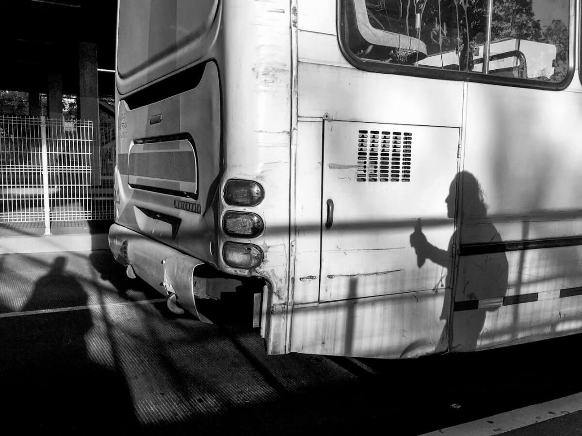 La sombra de un hombre proyectada sobre un camión en blanco y negro