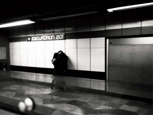 Una pareja se abraza en el metro. Imagen en blanco y negro por Luis Ramone