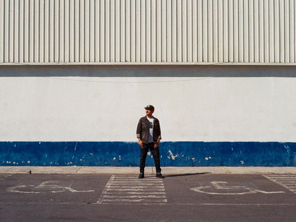 Dorian Martínez, editor de Streetsmx posando en un fondo blanco con azul