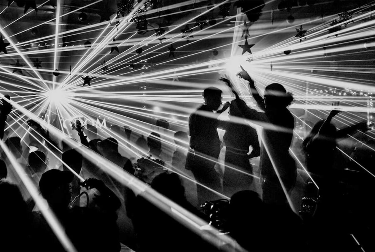 Foto en blanco y negro de una fiesta. Allan Schaller