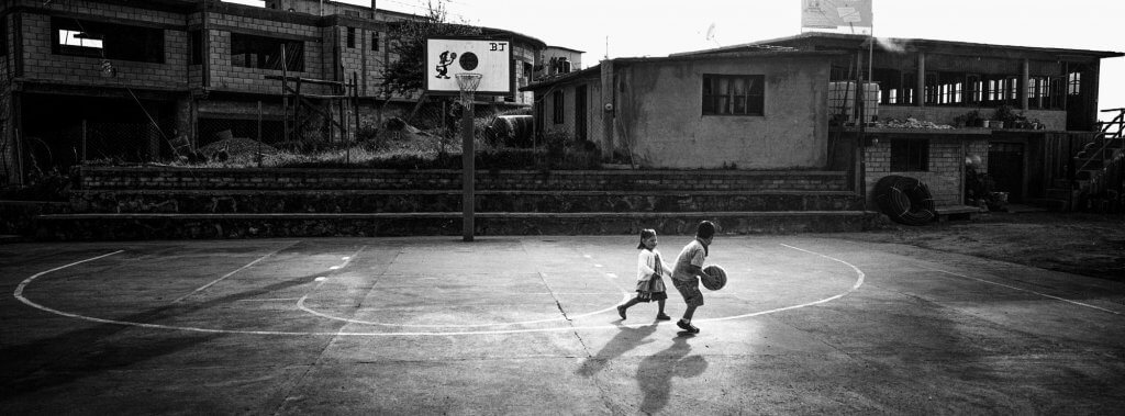 Niños jugando basketball