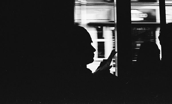 Foto en blanco y negro de una persona a contraluz