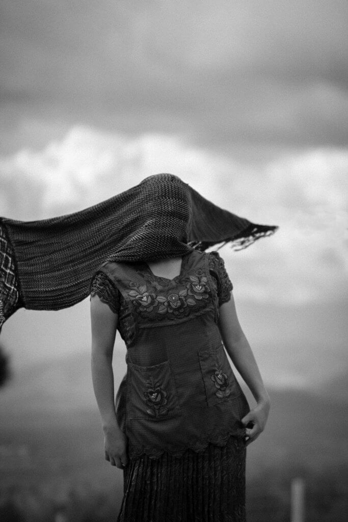 Una mujer con el rostro cubierto por un textil. Imagen en blanco y Negro. Quialana, @giviphoto