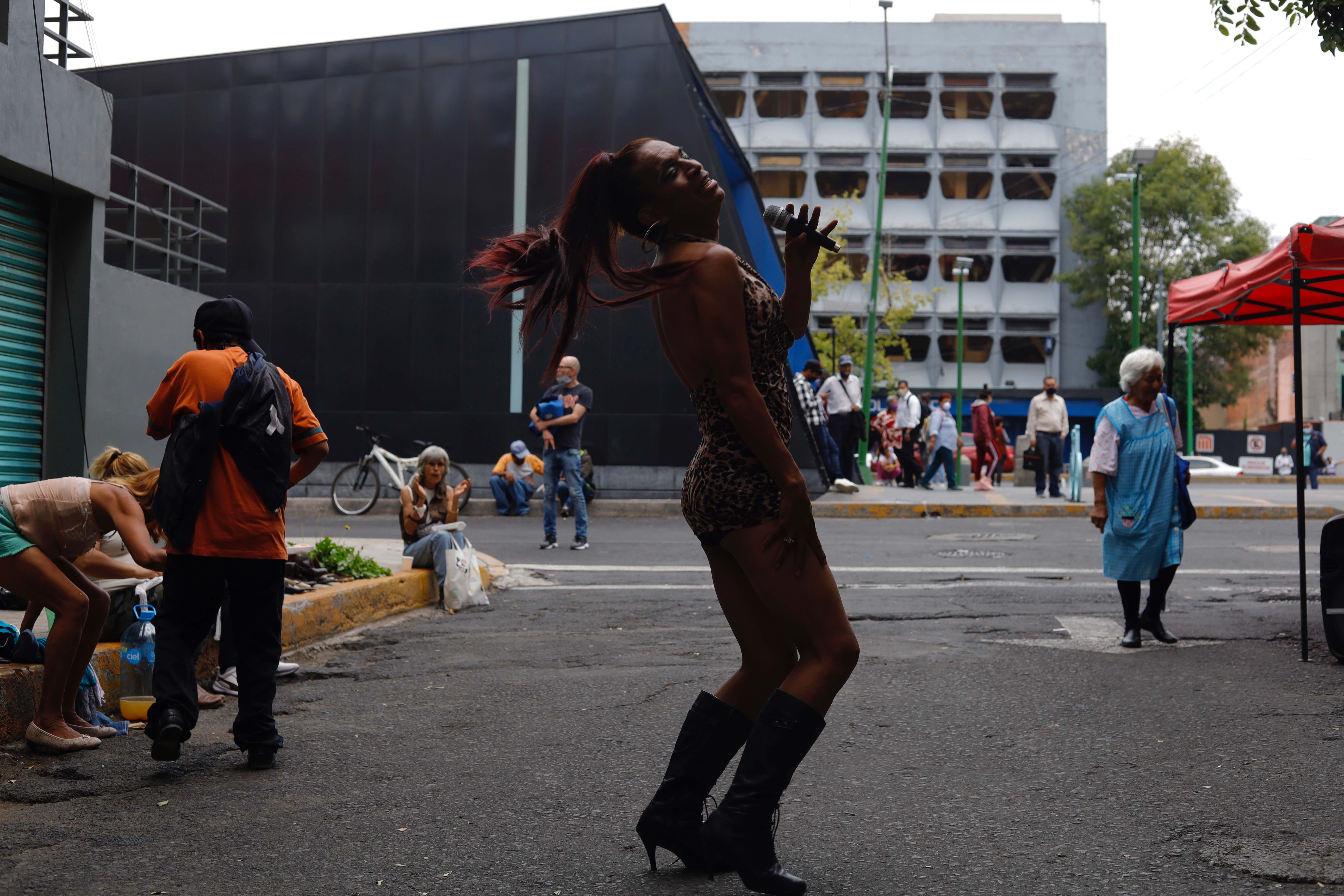 Una mujer trans baila en la calle