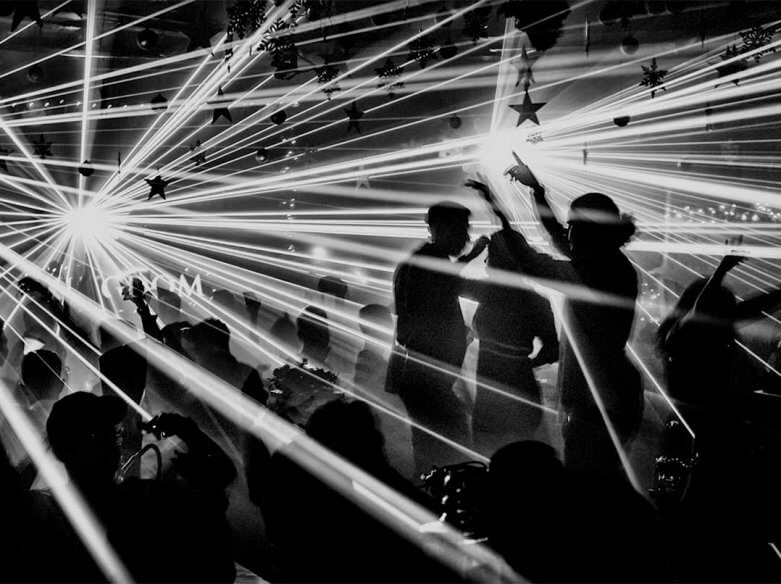 Foto en blanco y negro de una fiesta. Allan Schaller