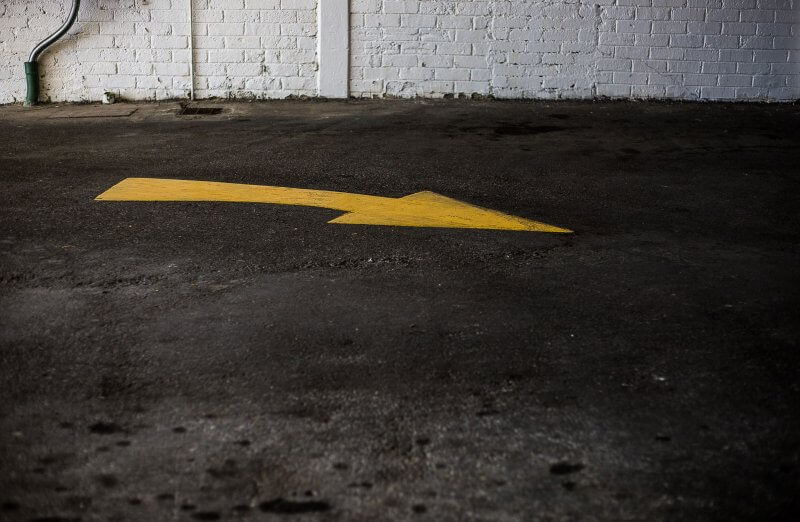 Una flecha amarilla sobre el piso