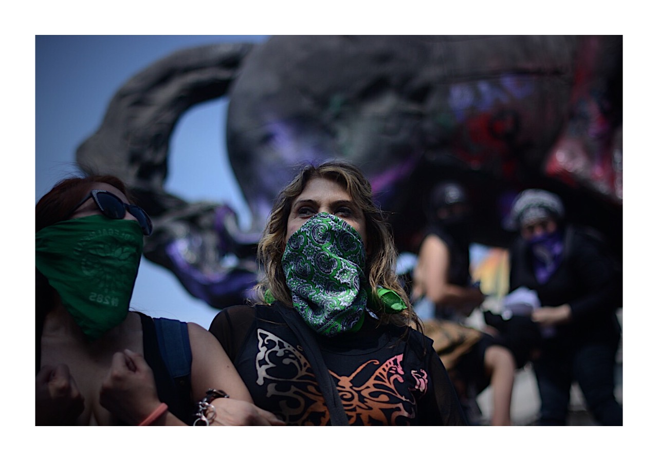 Una mujer con pañuelo verde durante la marcha de las trescientas mil
